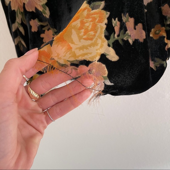 Black Velvet Floral Crop Tank - Picture 5 of 6